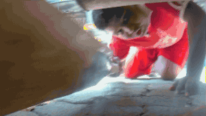 女孩逗狗惨遭毁容 | “人类，你的热情吓坏了我”-11.gif