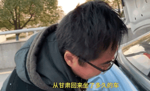 他放弃坐飞机，乘车辗转28个小时，只为带狗狗回家过年！-6.gif
