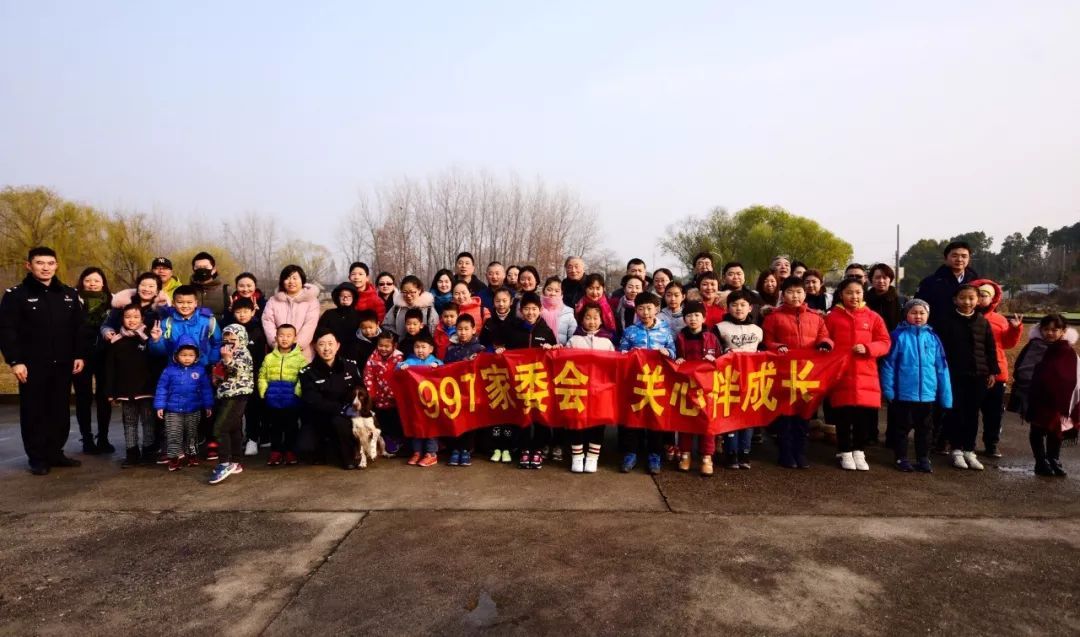 南京警犬支队邀请小学生到基地和警犬互动，这才是爱狗正能量！-1.jpeg