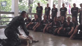 军官教学演示CPR的模型竟是一条狗！这装死能力也是很强了！-2.gif
