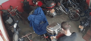 男子一周连偷4只宠物犬，被抓后竟说：偷狗是为了讨老婆欢心！-2.gif