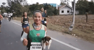 跑马拉松时遇到被遗弃的狗狗，妹子抱着它跑完30公里！-3.gif