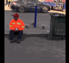 环卫大爷捡了只小奶狗，掏出仅有的五十元：钱给你，收养它好吗？-1.gif