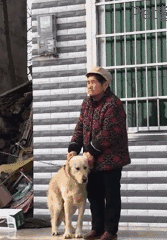 不小心踩到狗子后，老妈：别踩我孩子，你个狗东西！-9.gif
