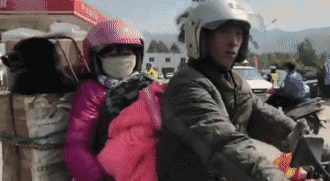 2018年那些让人难忘画面，看完被暖哭...-2.gif