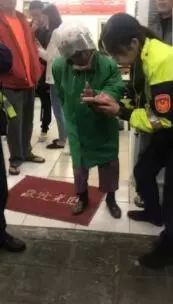 老奶奶忘记回家的路，直到看到街景地图中自家的狗狗……-2.jpeg