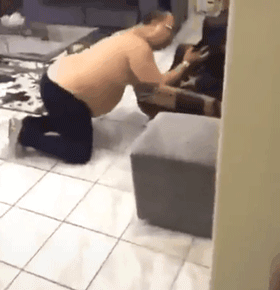 老妈允许养狗后，爸爸竟然哭了：我委屈巴巴乞求了四年...-7.gif
