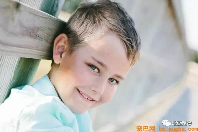 沉男孩想见狗狗，好心大叔千里送狗的画面好感人！-3.jpeg