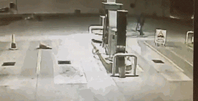 加油工人收养了一只漂泊狗，从此加油站多了个免费保安！-6.gif