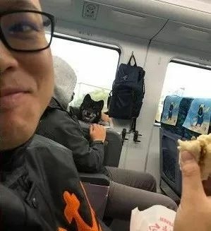 火车上吃东西，成果邻座传来一道炙热的目光...-3.jpeg