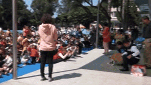癌症漂泊狗痊愈归来！全校小朋友为它筹备了一个大大的惊喜...-5.gif