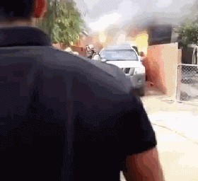 男子不顾一切冲进火场：它比命重要...-3.gif