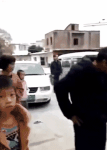 偷狗贼被村民抓到后暴打并当众游街，网友：处置方式非常人道！-3.gif