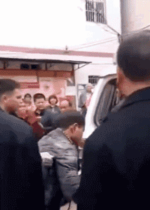 偷狗贼被村民抓到后暴打并当众游街，网友：处置方式非常人道！-5.gif