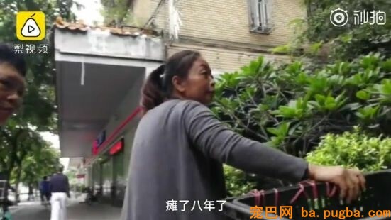 十年老狗瘫痪，主人便宜小推车助它奔跑，主人：轮到我赐顾帮衬它了…-5.jpeg