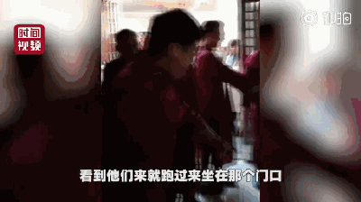 新郎去接亲，却被一条狗堵住了新娘的门：不准带走我小主人！-4.gif