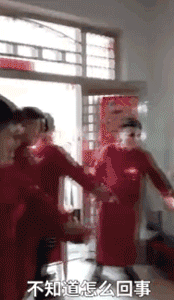 主人出嫁，狗狗两次堵门不让新郎进：妈妈我真的舍不得你...-2.gif
