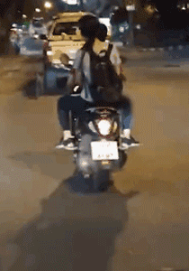 狗狗被抛弃后在车流中疯狂追逐主人：你怎么舍得扔下我...-1.gif