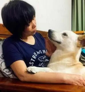 奶奶一家要吃饭，狗子竟然在旁边呲牙：不许动，都是我的！-3.jpg
