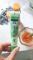 金毛拆坏了三个门框，主人干脆涂上芥末，网友：这绝招厉害！-1.gif