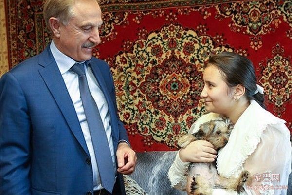 普京获赠萌犬，硬汉瞬间心软，反手就是一套亲亲抱抱举高高-9.jpeg