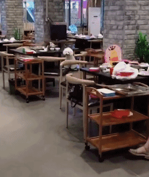 网友带带狗狗去陪自己吃火锅，能看不能吃的它委屈哭了……-4.gif