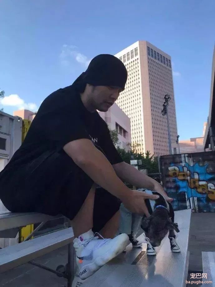 周董球场耍帅，可惜风头都被这只小狗抢了-1.jpeg