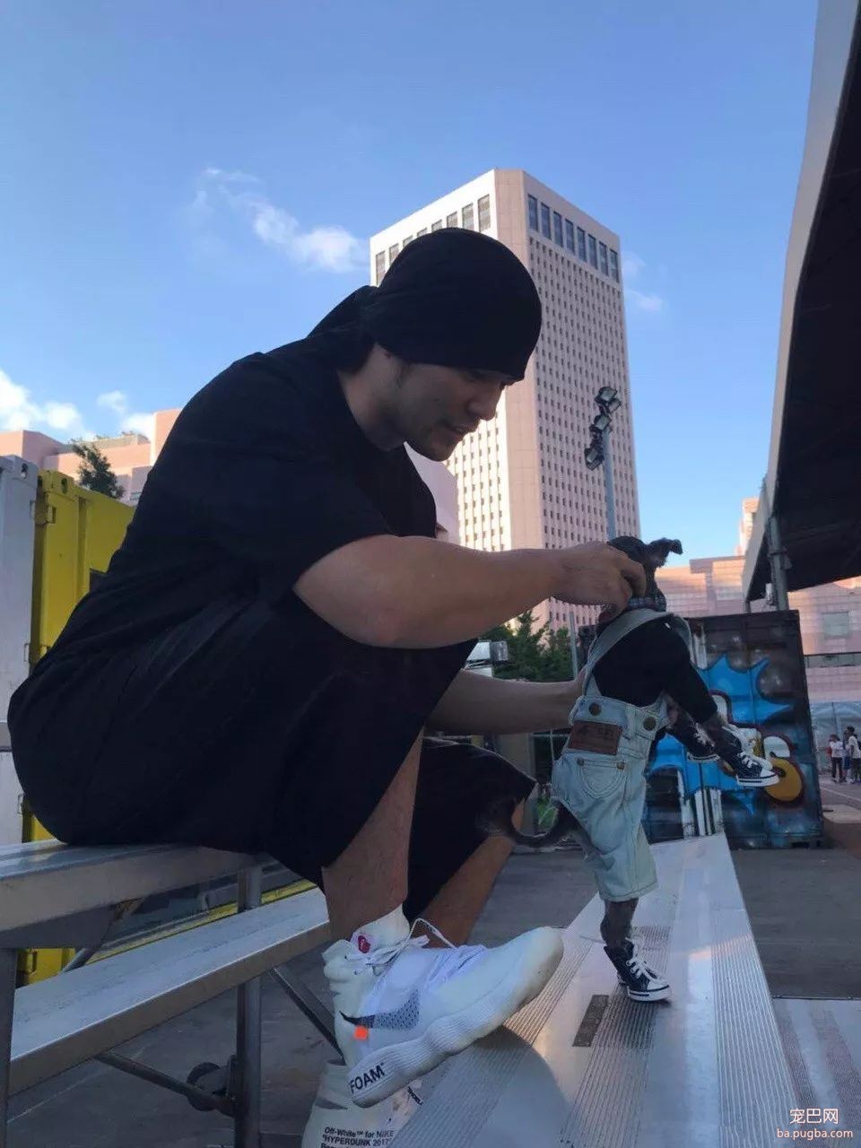 周董球场耍帅，可惜风头都被这只小狗抢了-2.jpeg