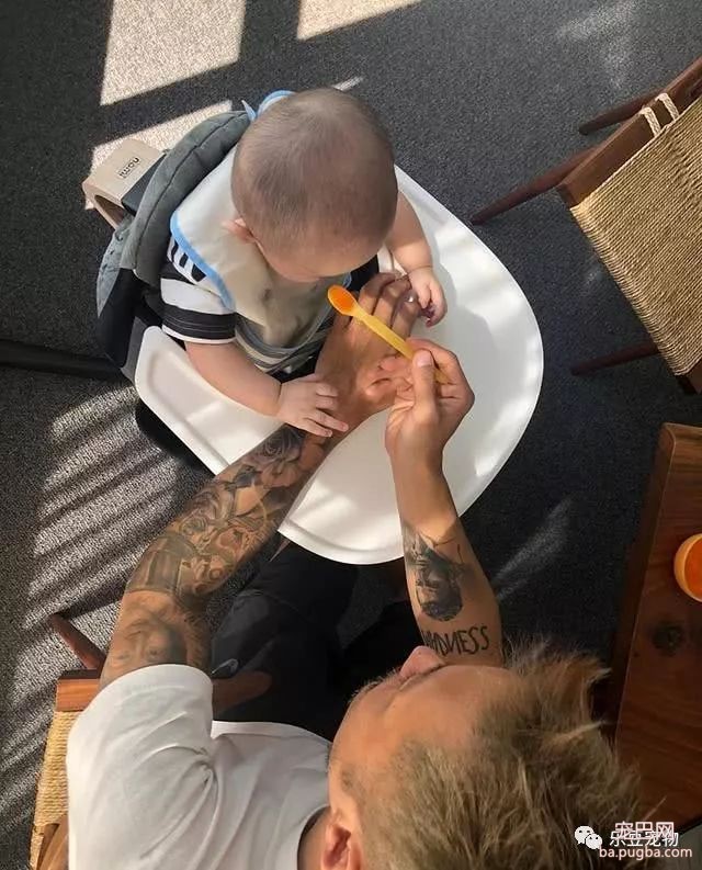 爱狗的明星很多，包括余文乐，亲自晒出宝宝和狗狗握手照片！-1.jpeg