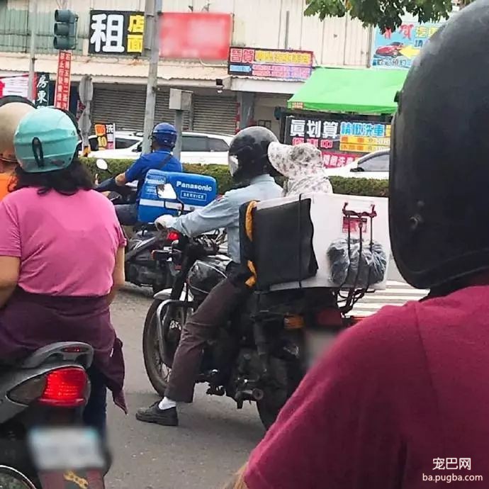 看到一骑车阿伯用塑料箱载老伴，觉得奇怪走近才发现...-1.jpeg