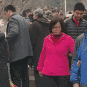 带100多斤的狗去爬山，走不动的时候怎么办？狗：抱我-3.gif