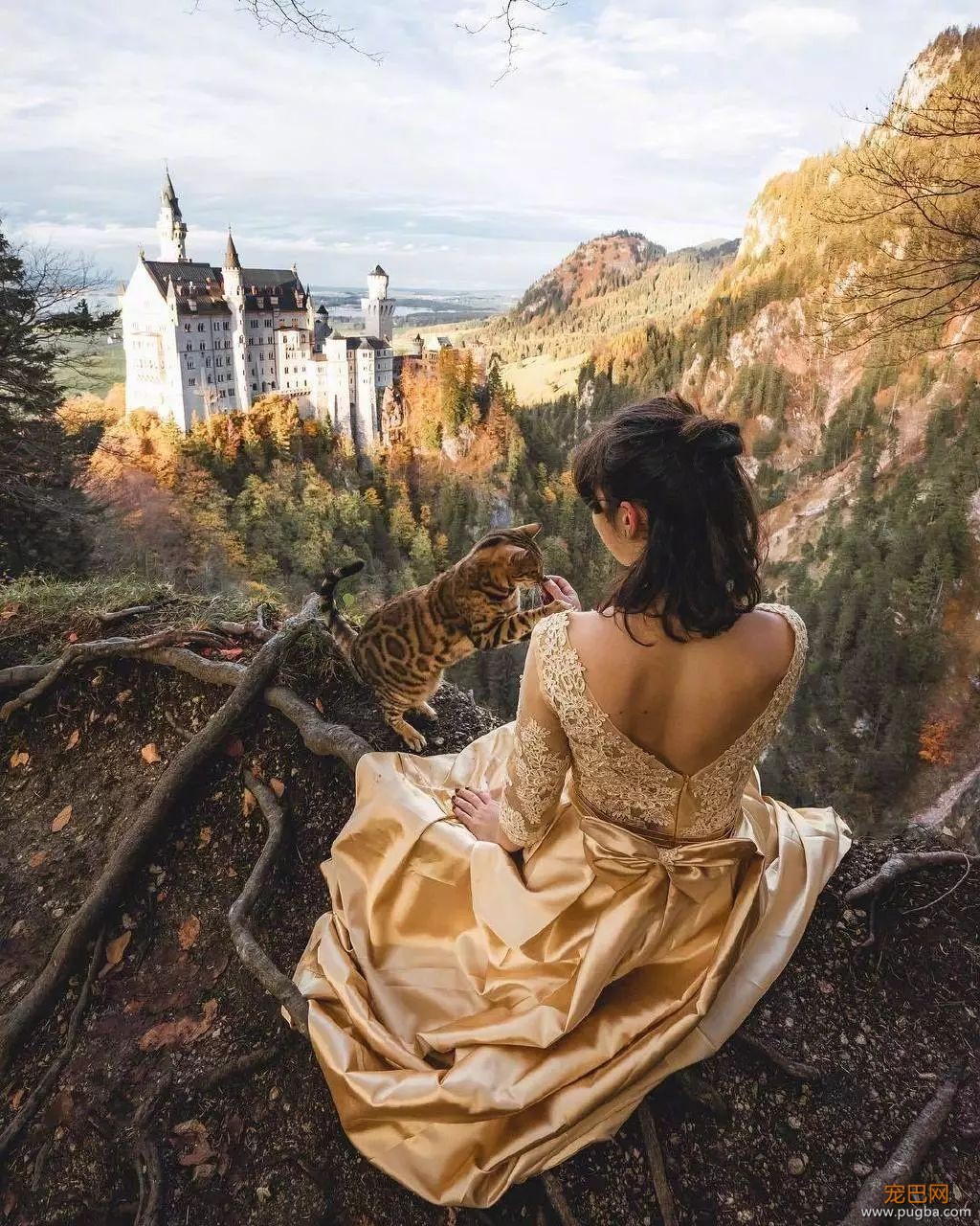 一位美女，在多一只猫咪，到哪都是风景线！-1.jpeg