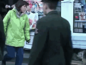 在这个流浪狗泛滥成灾的城市，每条狗都像人一样有尊严-2.gif