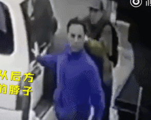两名劫匪持枪抢劫，但却没想到对方有狗！-3.gif