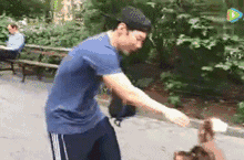 养了一只“和女朋友同款睡姿”的狗是怎样的体验？-14.gif