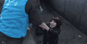 两只狗狗在水沟里等死，被救后却迟迟不肯离去，竟是因为…-15.gif