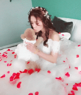 那些养狗的姑娘，狗狗才是她们最珍贵的嫁妆！-4.gif