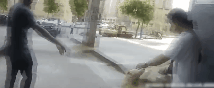 大金毛被偷后认贼作父，被警察解救后，竟然还袭警救小偷？-6.gif