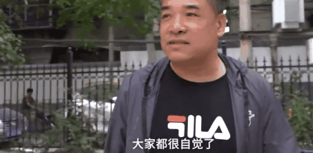 郑州某小区设置遛狗专区：这种操作真的666！-7.gif