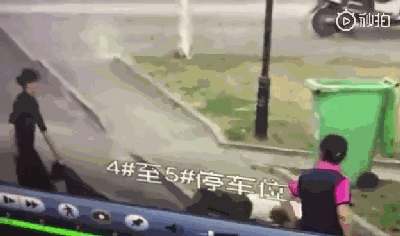 男子护爱犬却被咬伤下体，这种人真的不配养狗！-6.gif