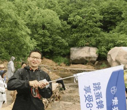 主人不放心狗狗自己在家，看完监控画面哽咽了……-12.gif