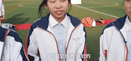 搜救犬进校园化身万人迷，消防员吃醋：狗比我受欢迎！-8.gif