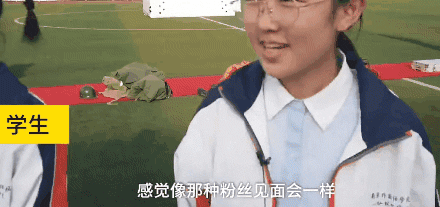 搜救犬进校园化身万人迷，消防员吃醋：狗比我受欢迎！-7.gif