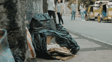 空巢老人在街头收养了一只流浪狗，后来原主人出现了……-2.gif
