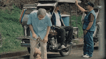 空巢老人在街头收养了一只流浪狗，后来原主人出现了……-14.gif