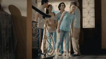 空巢老人在街头收养了一只流浪狗，后来原主人出现了……-18.gif