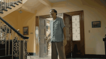 空巢老人在街头收养了一只流浪狗，后来原主人出现了……-21.gif