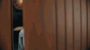 空巢老人在街头收养了一只流浪狗，后来原主人出现了……-25.gif
