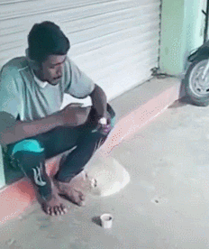 流浪汉好不容易讨到一块面包，但他却选择这样做……-3.gif