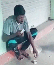 流浪汉好不容易讨到一块面包，但他却选择这样做……-2.gif